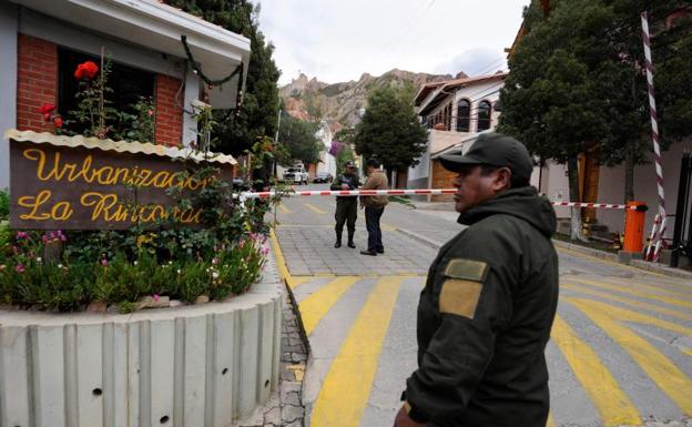 Agentes bolivianos a la entrada de la sede diplomática de México en La Paz.