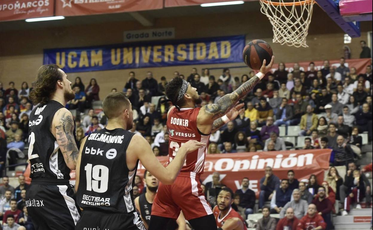 Askia Booker, jugador del UCAM CB, trata de encestar el balón durante el partido.