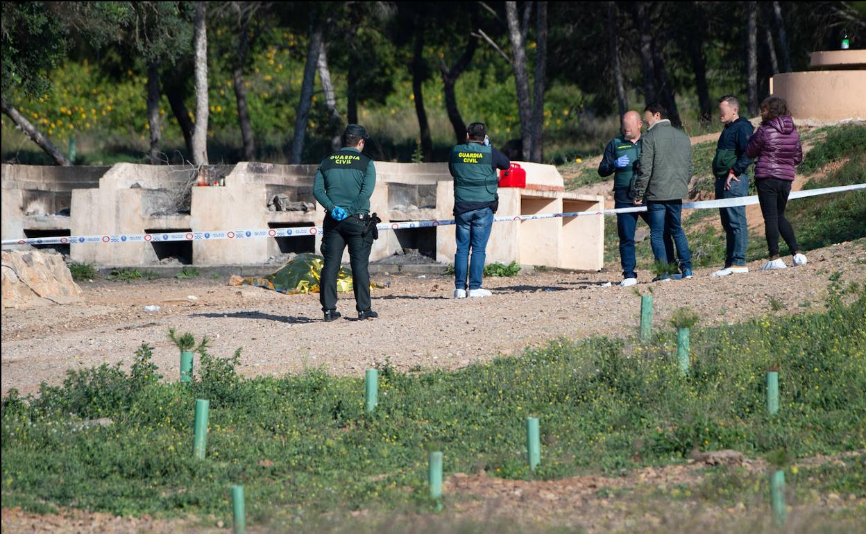 La Guardia Civil recaba pruebas en la zona donde ha aparecido el cadáver de la mujer. 