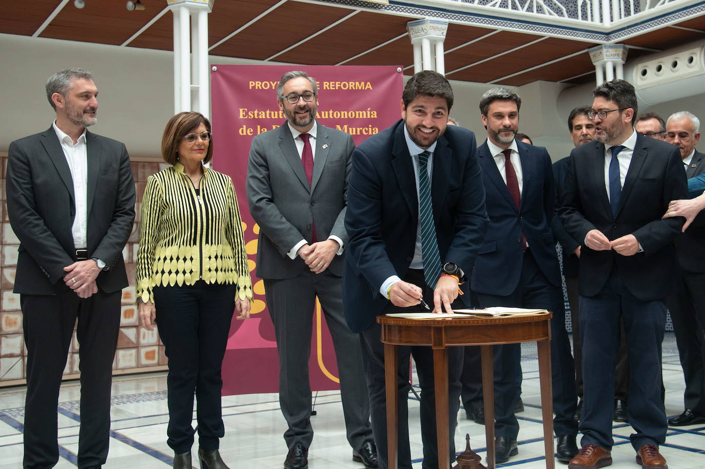 02-04-2019. Un Estatuto de Autonomía para todos. La Asamblea Regional aprueba por unanimidad la ley más importante de los últimos 37 años, y refrenda un histórico cambio de la ley de 1982 para ajustarla a la realidad social. Los 45 representantes de PP, PSOE, Podemos y Ciudadanos celebran el consenso para avanzar en el autogobierno. El nuevo texto pone fin a los aforamientos e incluye una defensa del Trasvase y el Mar Menor como patrimonio esencial para el desarrollo. El Parlamento culmina así la legislatura de mayor consenso en tres décadas con un pacto pendiente de ratificar en el Congreso y por los ciudadanos de la Región en referéndum. :: Antonio Gil / AGM