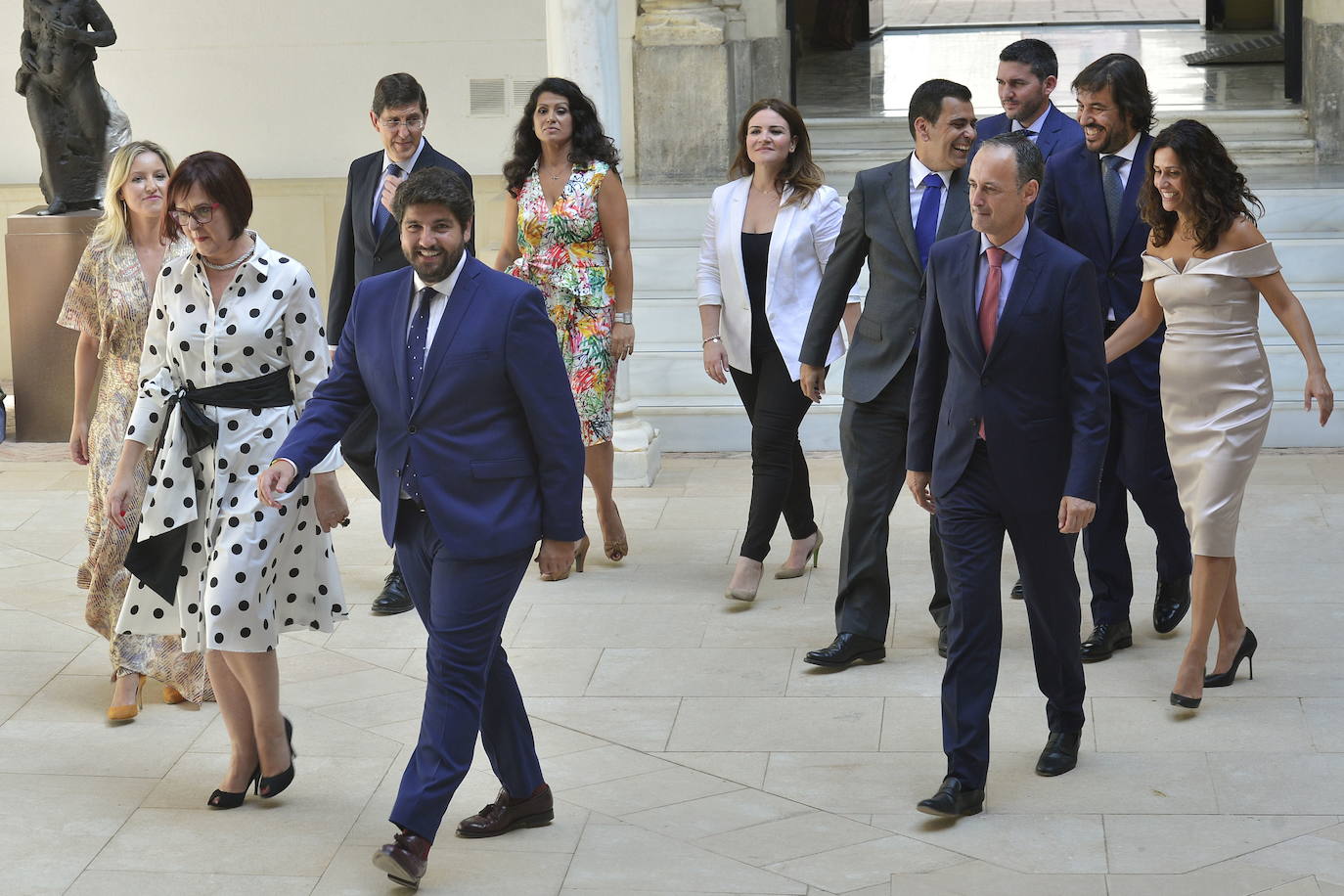 02-08-2019. El Gobierno de PP y Ciudadanos echa a andar entre promesas de lealtad mutua. En la imagen, los consejeros del nuevo Ejecutivo regional tras la toma de posesión en San Esteban. :: Vicente Vicéns / AGM