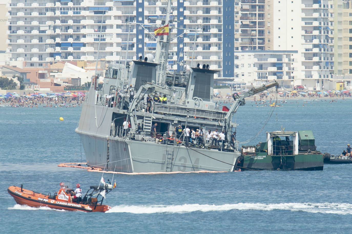 27-08-2019. El rescate del avión siniestrado se complica después de que el cazaminas ‘Turia’ encallara, tras chocar contra un lecho rocoso a pocos metros de la costa de La Manga tras hallar restos de la aeronave. El buque tarda semanas en ser remolcado y su comandante es destituido. :: Antonio Gil / AGM