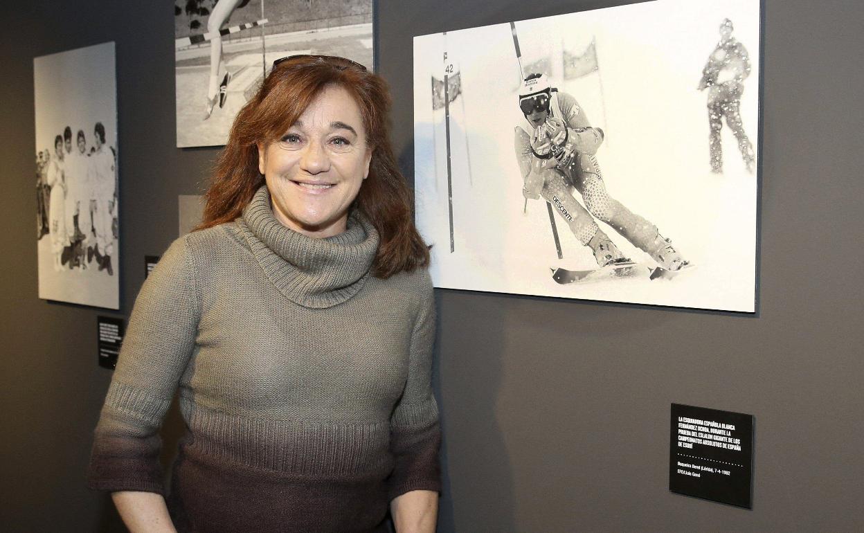 La exesquiadora Blanca Fernández Ochoa, junto a una foto suya de competición.