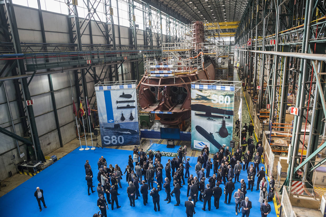 19-12-2019. Impulso definitivo al primer S-80. El astillero de Navantia en Cartagena alcanza uno de los hitos que pasarán a los anales de su larga historia. La finalización del casco resistente del primero de los submarinos de la clase S-80 pone rumbo hacia la última fase del proyecto, que dará comienzo en octubre con la puesta a flote del buque y el inicio de las pruebas, primero en el puerto y después en mar abierto. Trabajadores, directivos y representantes del Ministerio de Defensa y de la Armada presentan juntos los avances en el astillero de Cartagena. :: J. M. Rodríguez / AGM