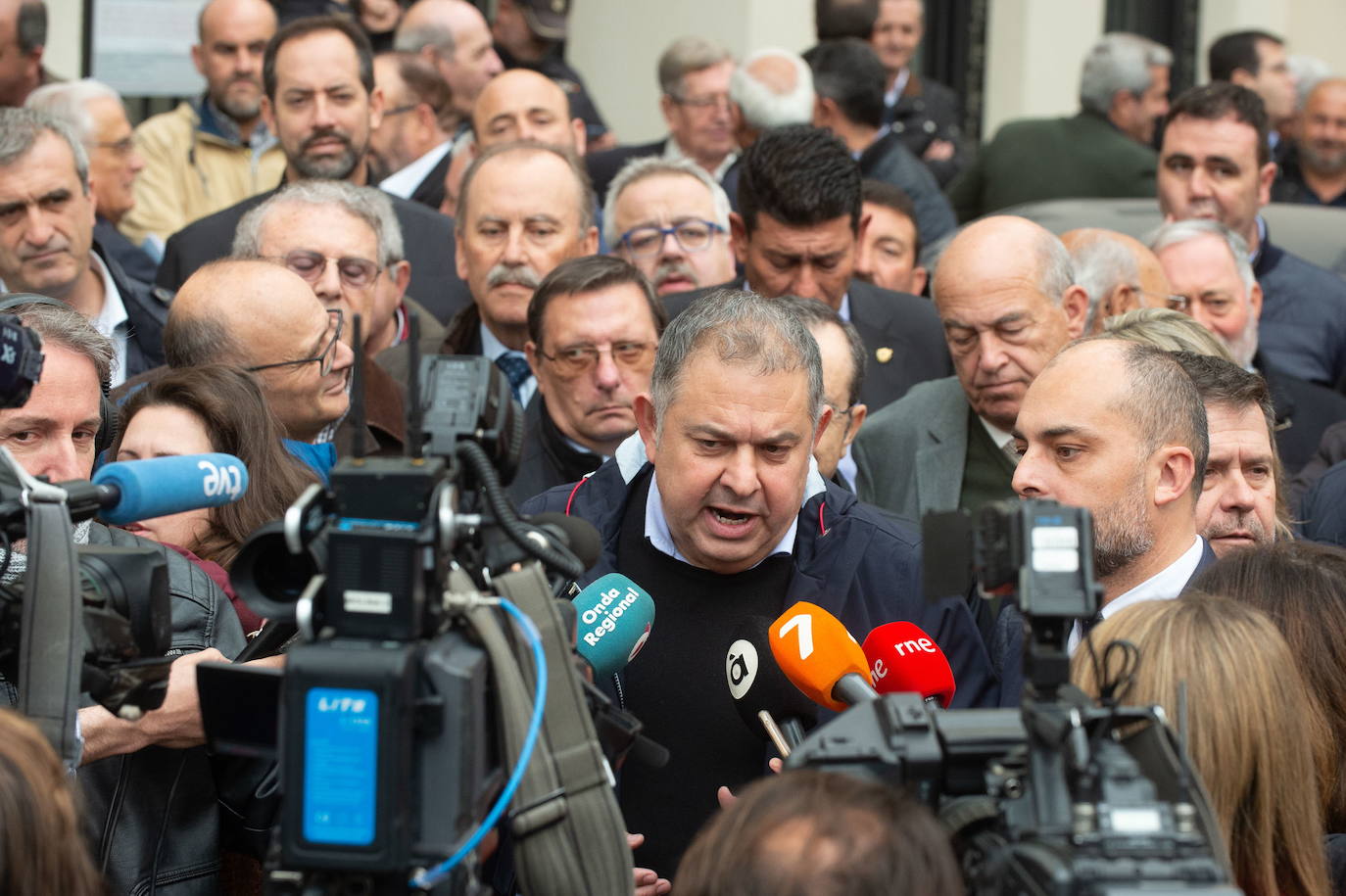 19-12-2019. El Ministerio para la Transición Ecológica deja sin riego del Trasvase a todo el Levante por la crisis del Mar Menor, y desata la indignación de regantes, productores, Gobierno regional y oposición. El malestar crece por días ante el silencio del Ministerio, que no piensa dar su brazo a torcer y tiene preparada la orden para no derivar este mes agua del Tajo a los regadíos del Levante aduciendo que contaminan el Mar Menor. Los miembros de la tres Mesas del Agua de la Región de Murcia, Alicante y Almería, que conforman el Círculo por el Agua, deciden «movilizarse sí o sí», con un calendario de protestas que comenzarán después de las fiestas navideñas. Los regantes avisan de que cerrar el Trasvase provocaría un drama social y un ‘crack’ para miles de familias. El Gobierno regional amenaza con ir a los tribunales para recurrir el ‘trasvase cero’ para regadío aprobado por la ministra Teresa Ribera en contra de las recomendaciones de los técnicos de la Comisión de Explotación del Acueducto Tajo-Segura. En la foto, el presidente del Sindicato Central de Regantes del Trasvase Tajo-Segura, Lucas Jiménez, con otros dirigentes de los regantes, antes de reunirse con el delegado del Gobierno. :: Javier Carrión / AGM