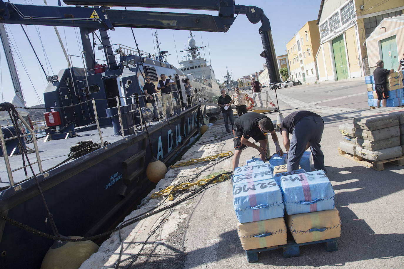 19-06-2019. Golpe al tráfico de hachís. Aduanas apresa un barco moldavo con 10 toneladas de ‘chocolate’. Los agentes de la base de Cartagena culminan seis meses de investigación con un duro revés para los traficantes que dominan la ruta del Mediterráneo Oriental. :: J. M. Rodríguez / AGM