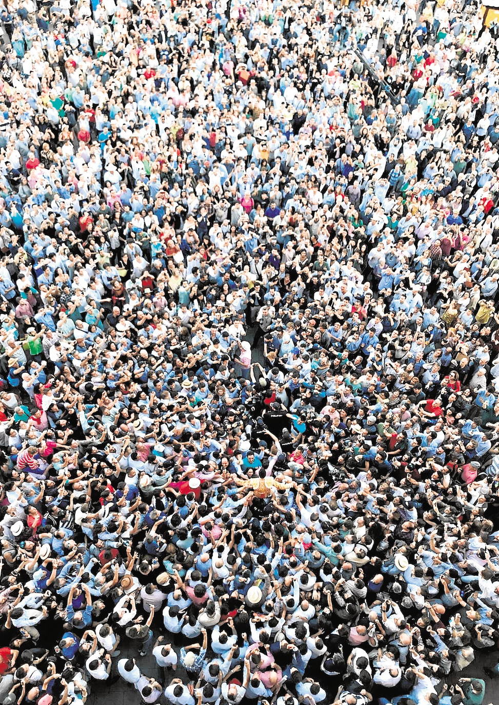17-06-2019. El diestro lorquino Paco Ureña sale a hombros de Las Ventas, aclamado por una multitud, y con una costilla rota. Hacía 28 años que un torero murciano no abría la puerta grande en Madrid, desde que en 1991 el cartagenero Ortega Cano, la gran figura española del momento, se medía con la revelación venida de Colombia, César Rincón, que esa tarde abría la tercera puerta grande consecutiva en sus actuaciones en Las Ventas. Ureña revalida la hazaña y corta dos orejas del último toro de la tarde, a pesar de que los médicos le habían aconsejado no volver al ruedo tras sufrir un percance en su faena al primer astado. Ureña, bajo su responsabilidad y comprometido con la afición, sale a lidiar al sexto de la tarde, al que le corta las dos orejas, consiguiendo con ello su primera salida a hombros por la Puerta Grande de Madrid. :: adri14alonso