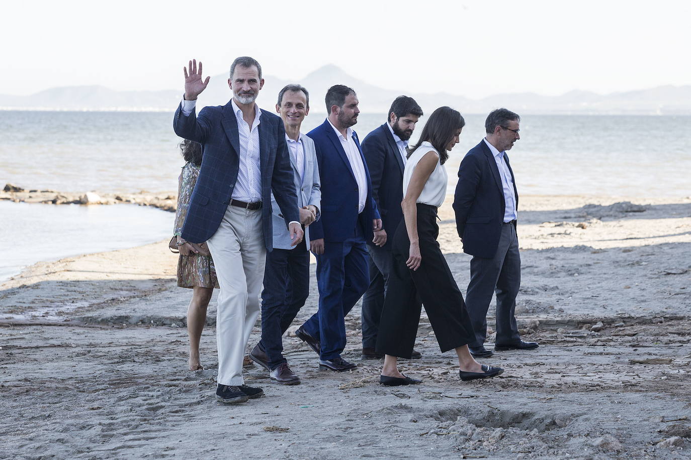 04-10-2019. Los Reyes, junto al ministro Pedro Duque, visitan la playa de Los Alcázares después de la DANA. :: J. M. Rodríguez / AGMM
