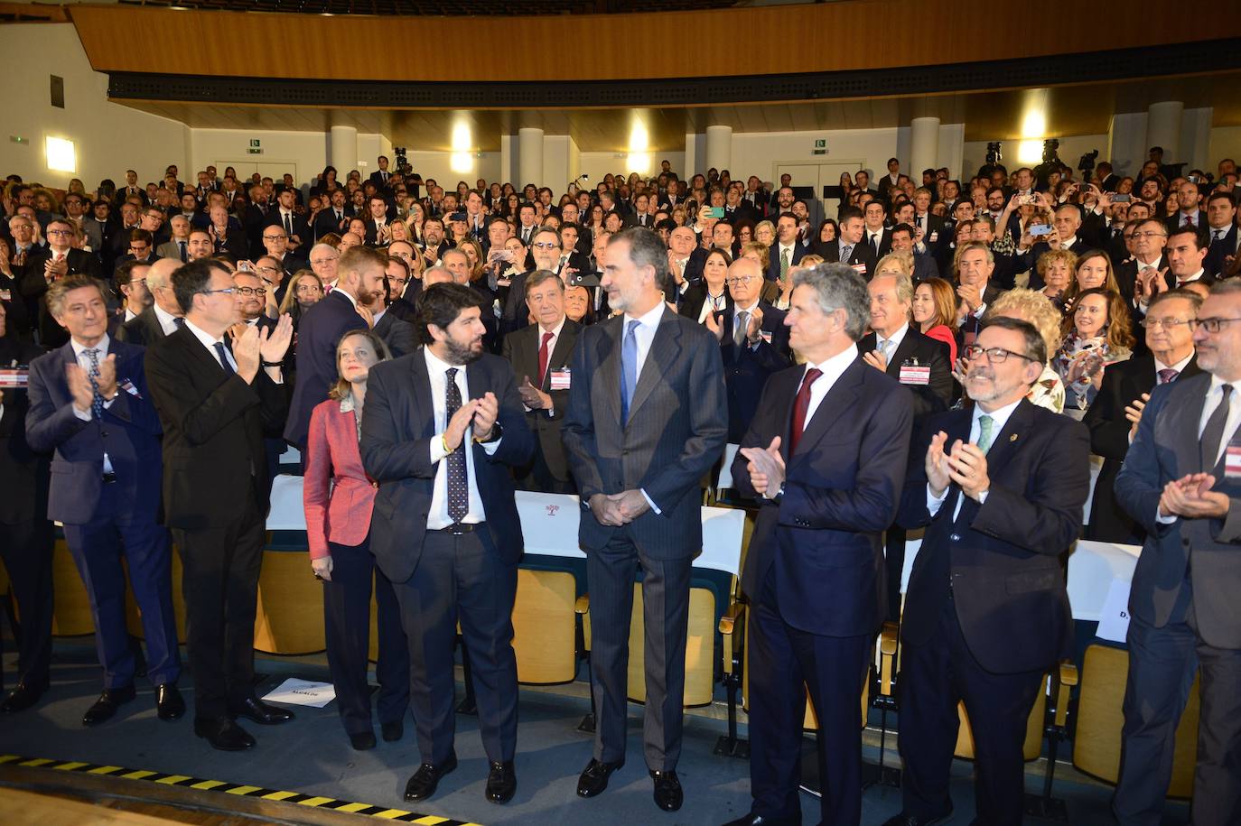20-10-2019. Cumbre de la empresa familiar en Murcia. El Rey Felipe VI inaugura el XXII Congreso Nacional de la Empresa Familiar. Este colectivo, que representa el 80% del tejido económico, con grandes firmas como Mercadona, Acciona y ElPozo, entre otras, lanza un mensaje claro a los políticos, y reclama un gobierno estable y un plan estratégico para afrontar los grandes desafíos y las incertidumbres globales. Empresarios de todo el país reunidos en el Auditorio Regional destacan la relevancia del papel del Rey. La ministra de Economía y Empresa en funciones, Nadia Calviño, y el presidente Fernando López Miras, coinciden con los empresarios en la urgencia de formar «un gobierno fuerte y estable». :: Guillermo Carrión / AGM