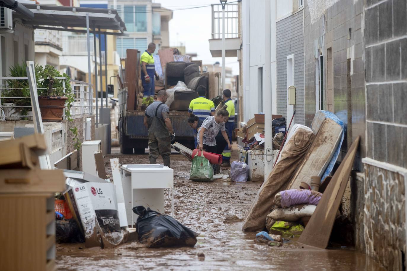 13-09-2019. Una calle de Los Nietos tras la riada provocada por la gota fría. :: Pablo Sánchez / AGM