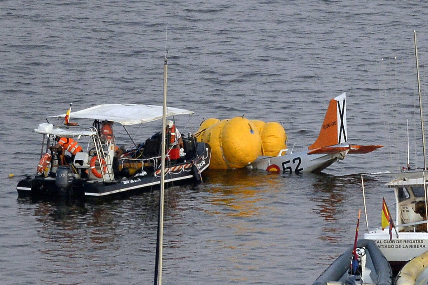 18-09-2019. La tragedia golpea de nuevo a la AGA. Un instructor y su alumna mueren en otro accidente aéreo de la Academia General del Aire (AGA). El comandante Daniel Melero Ordóñez y la alumna alférez Rosa Almirón Otero fallecen al caer el avión de instrucción que pilotaban a pocos metros de la orilla de Santiago de la Ribera. El avión, con sus dos tripulantes, cae en las cercanías del Real Club de Regatas, sin causar más daños. Apenas habían transcurrido 23 días desde la muerte del comandante Francisco Marín en la costa de La Manga cuando volaba en un C-101. :: Guillermo Carrión / AGM