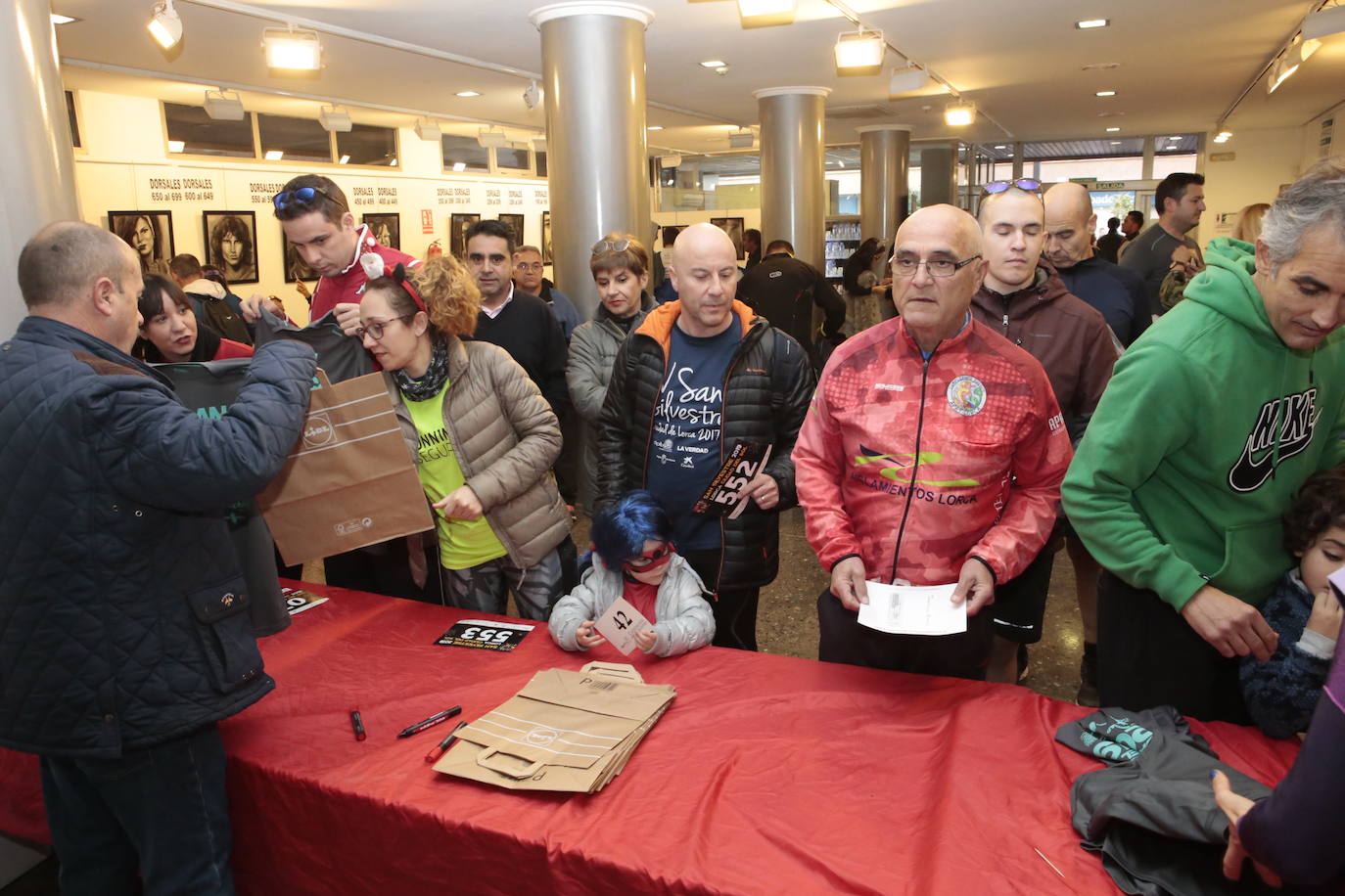 Fotos: Gran ambiente y muchos disfraces en la salida de la San Silvestre de Lorca