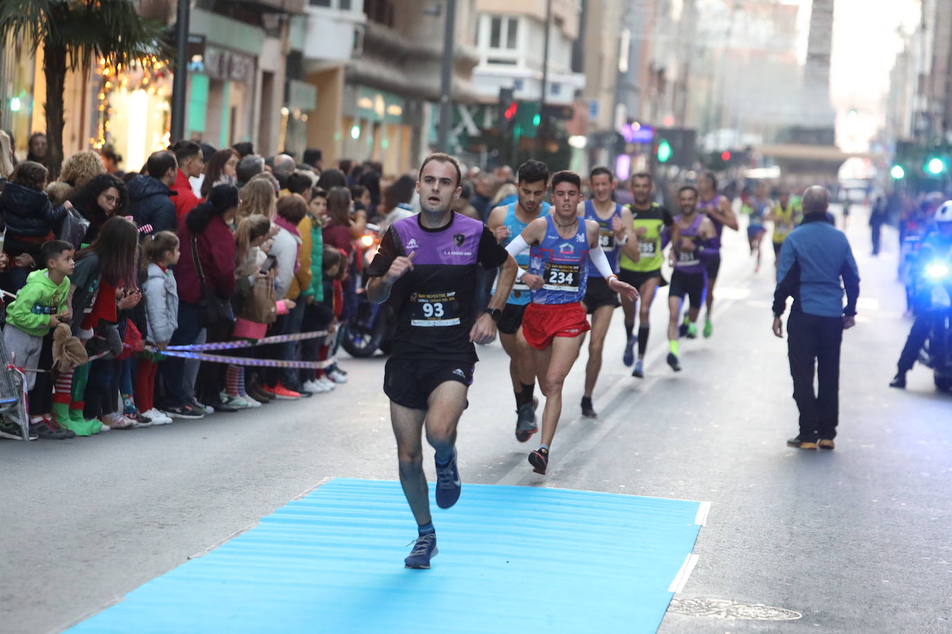 La séptima edición de la carrera que cierra el año contó con la participación de más de 1.000 personas