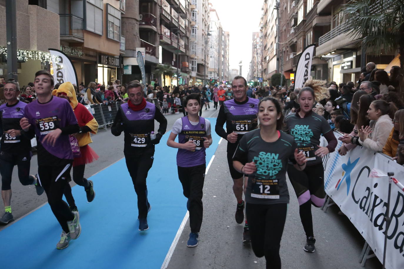 La séptima edición de la carrera que cierra el año contó con la participación de más de 1.000 personas