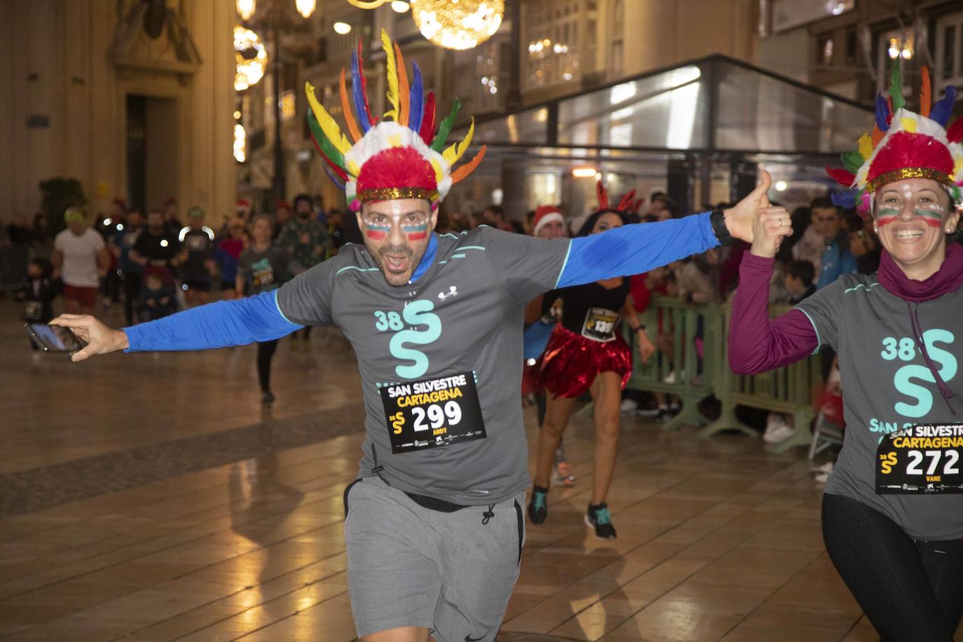 Muchos de los corredores de la San Silvestre de Cartagena participaron caracterizados con curiosos trajes