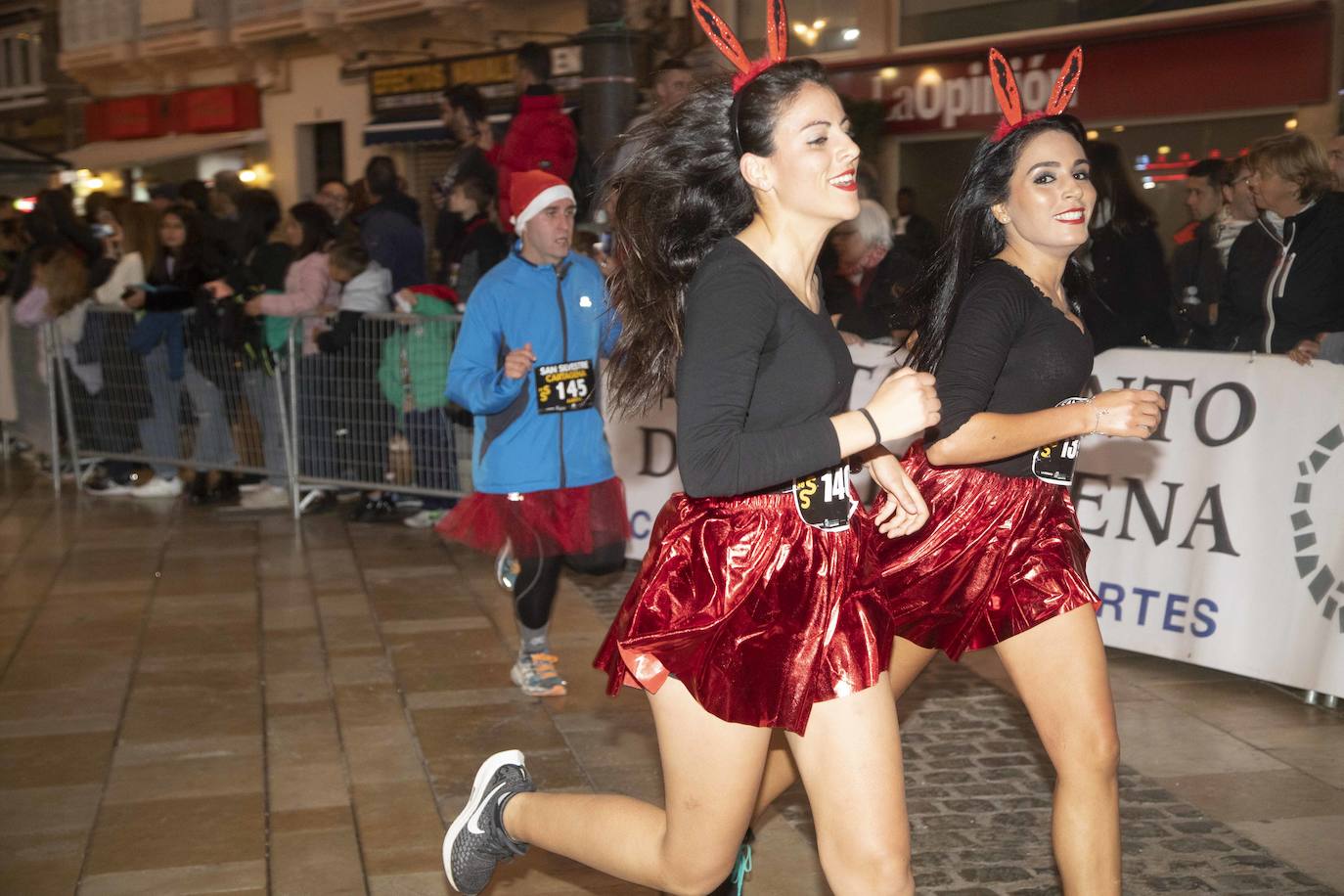 Muchos de los corredores de la San Silvestre de Cartagena participaron caracterizados con curiosos trajes