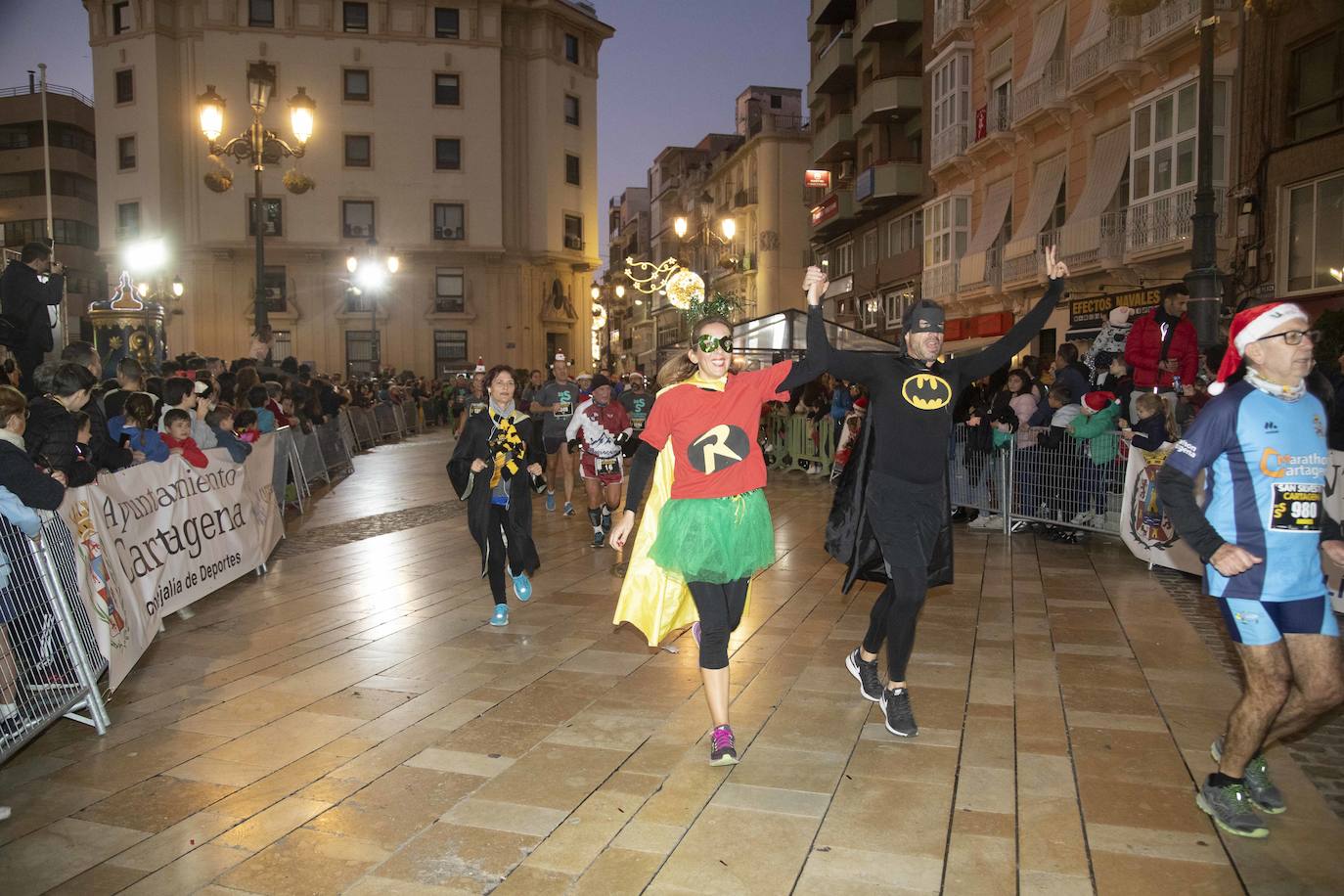 Muchos de los corredores de la San Silvestre de Cartagena participaron caracterizados con curiosos trajes