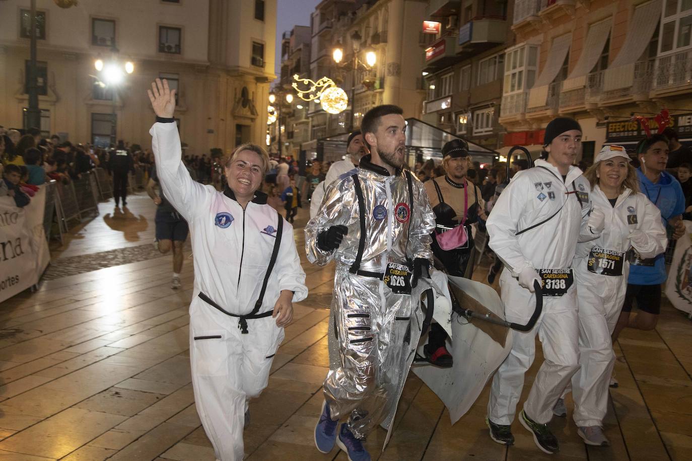 Muchos de los corredores de la San Silvestre de Cartagena participaron caracterizados con curiosos trajes