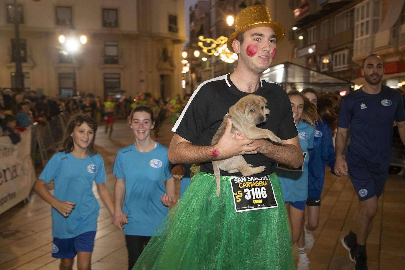 Muchos de los corredores de la San Silvestre de Cartagena participaron caracterizados con curiosos trajes