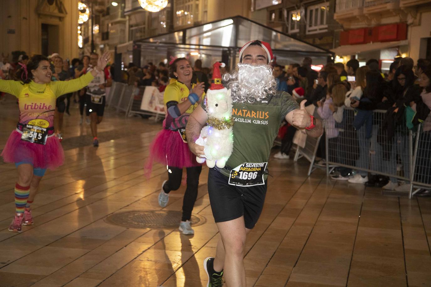 Muchos de los corredores de la San Silvestre de Cartagena participaron caracterizados con curiosos trajes