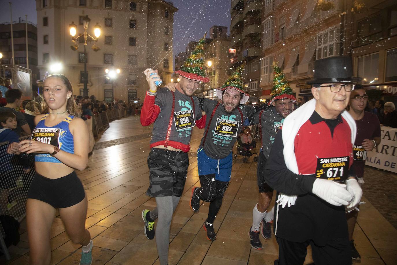 Muchos de los corredores de la San Silvestre de Cartagena participaron caracterizados con curiosos trajes