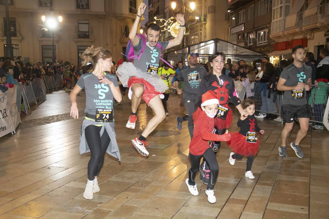 Muchos de los corredores de la San Silvestre de Cartagena participaron caracterizados con curiosos trajes