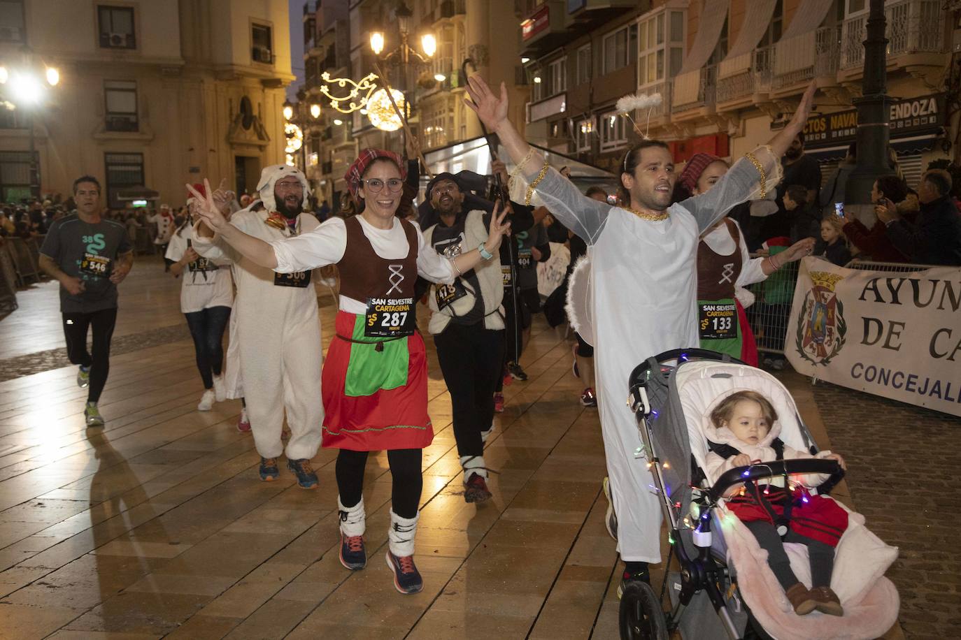 Muchos de los corredores de la San Silvestre de Cartagena participaron caracterizados con curiosos trajes