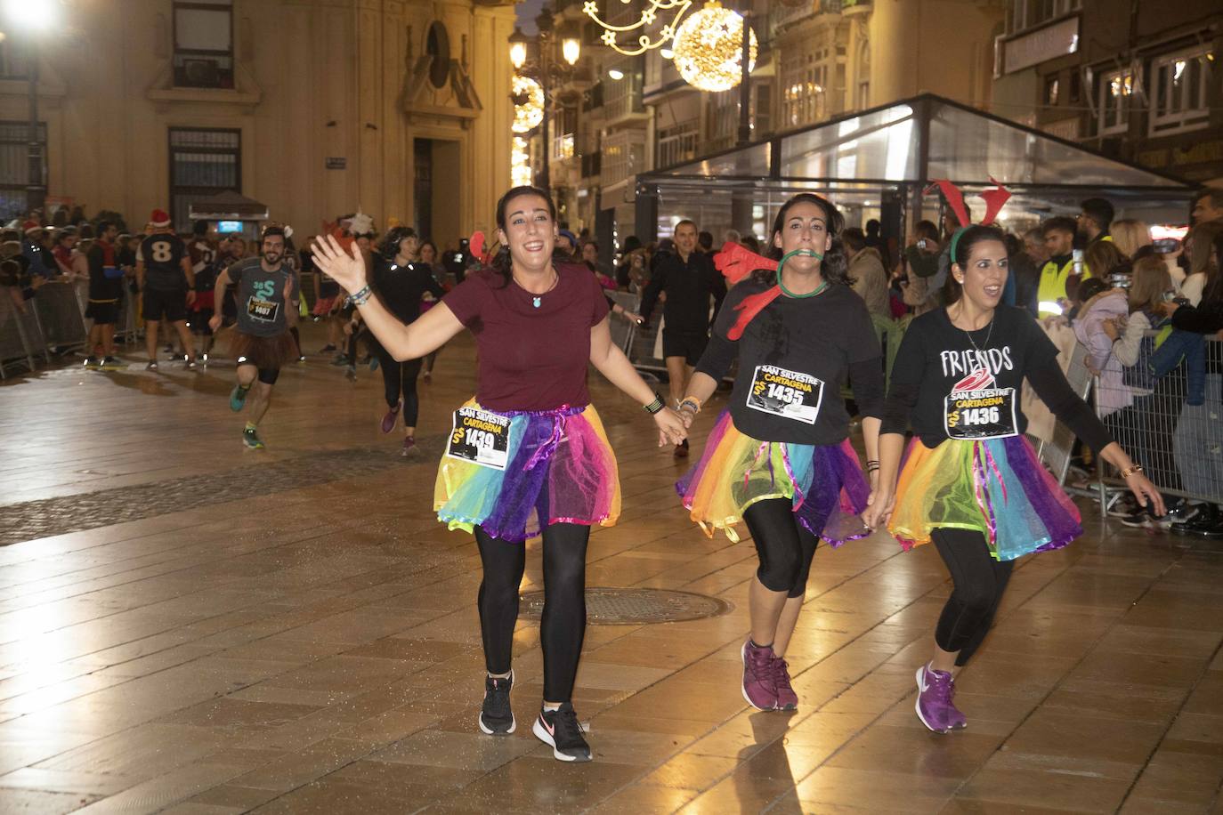 Muchos de los corredores de la San Silvestre de Cartagena participaron caracterizados con curiosos trajes