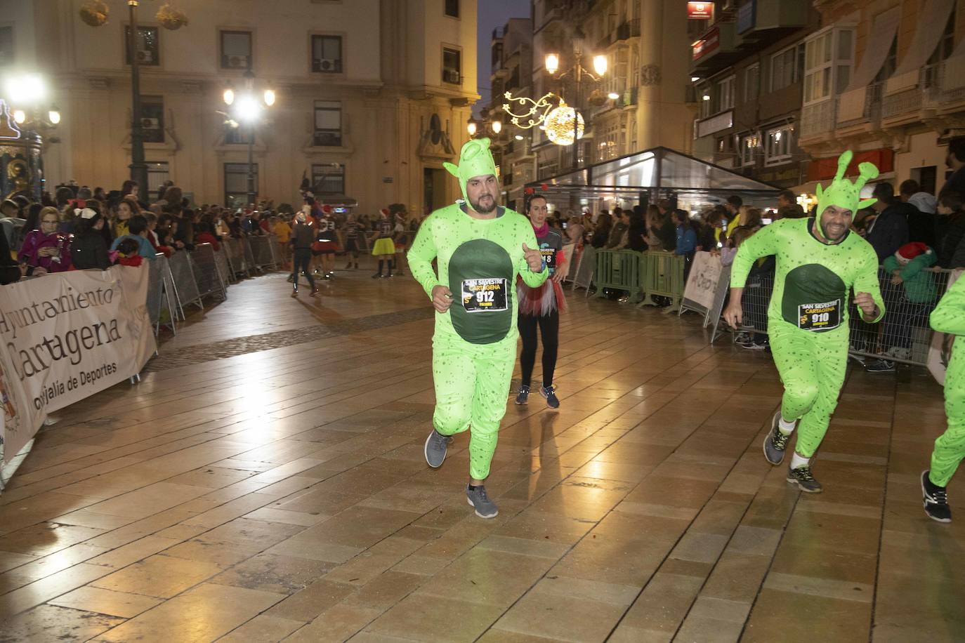 Muchos de los corredores de la San Silvestre de Cartagena participaron caracterizados con curiosos trajes