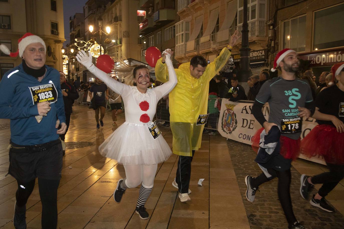 Muchos de los corredores de la San Silvestre de Cartagena participaron caracterizados con curiosos trajes