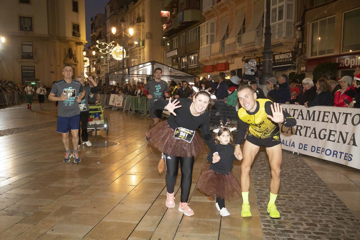 Muchos de los corredores de la San Silvestre de Cartagena participaron caracterizados con curiosos trajes