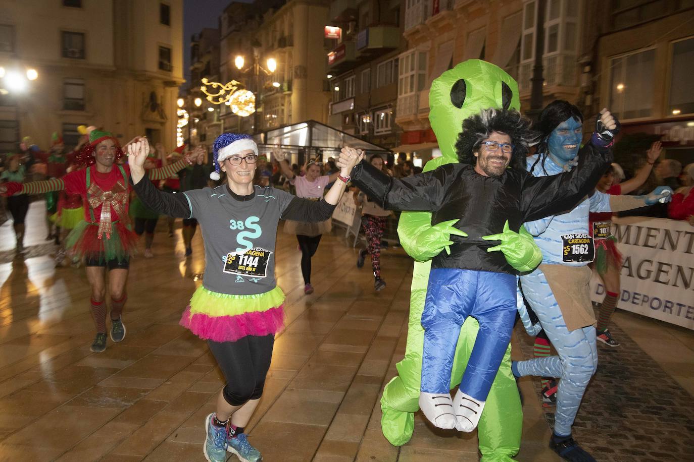 Muchos de los corredores de la San Silvestre de Cartagena participaron caracterizados con curiosos trajes