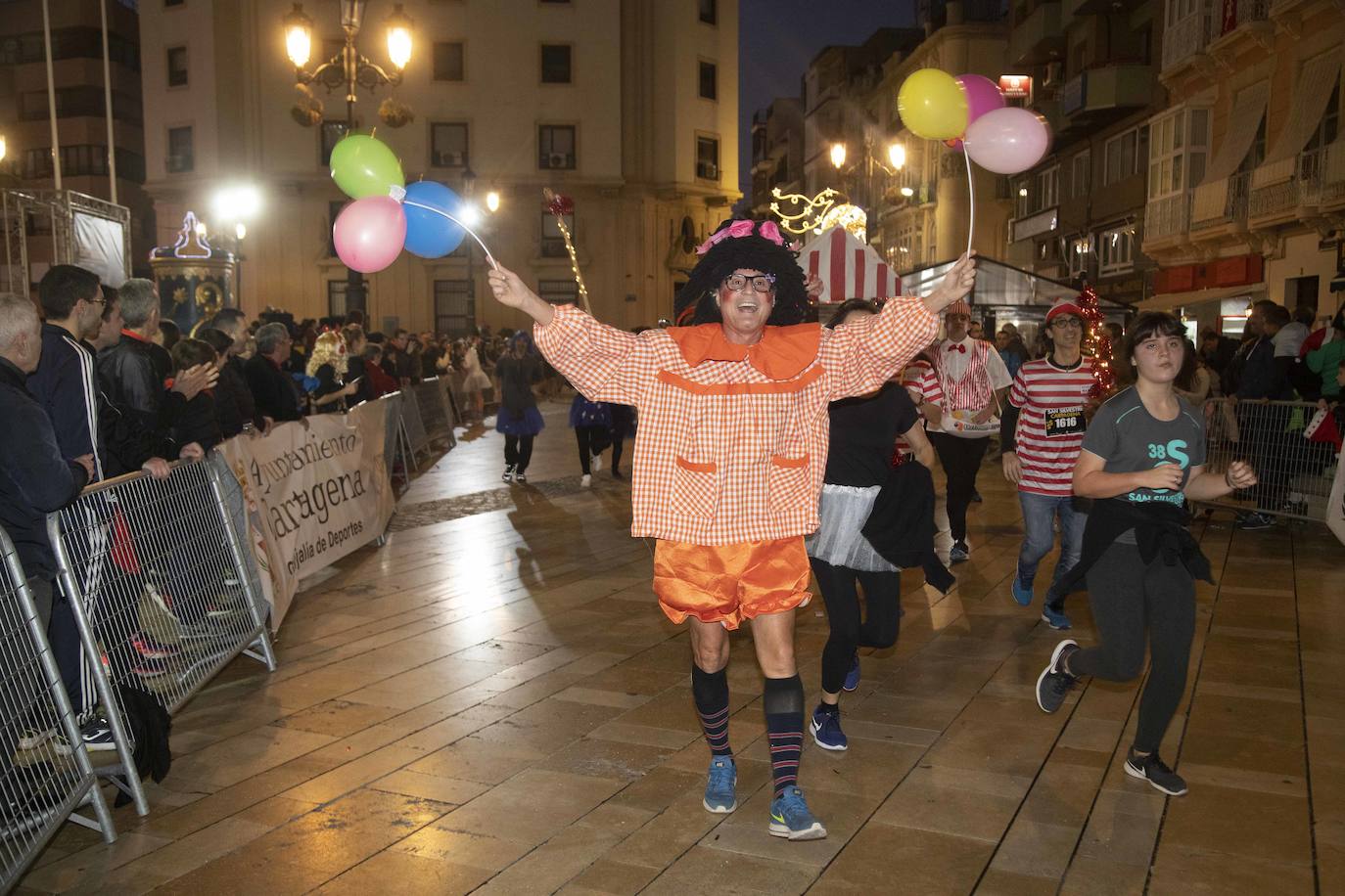 Muchos de los corredores de la San Silvestre de Cartagena participaron caracterizados con curiosos trajes