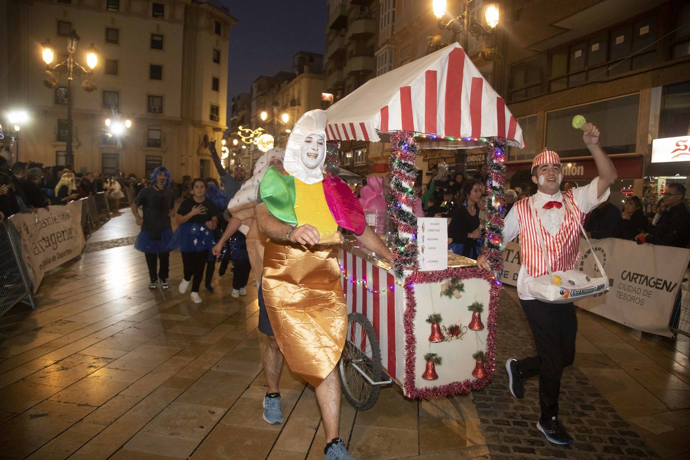 Muchos de los corredores de la San Silvestre de Cartagena participaron caracterizados con curiosos trajes