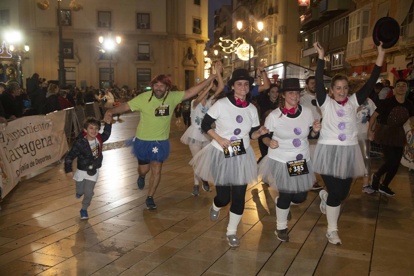 Muchos de los corredores de la San Silvestre de Cartagena participaron caracterizados con curiosos trajes