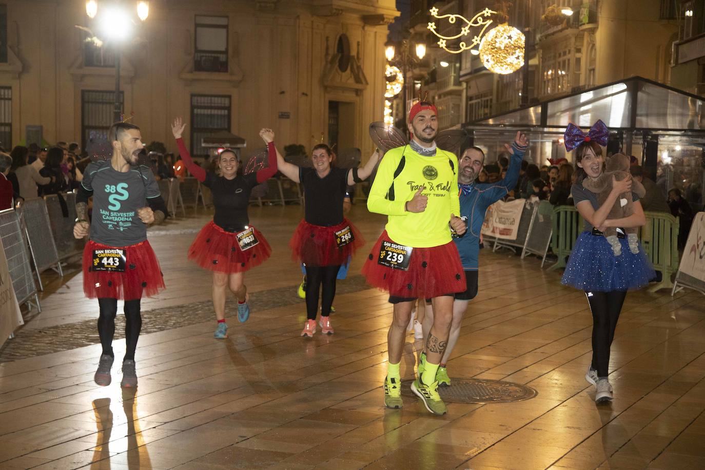 Muchos de los corredores de la San Silvestre de Cartagena participaron caracterizados con curiosos trajes