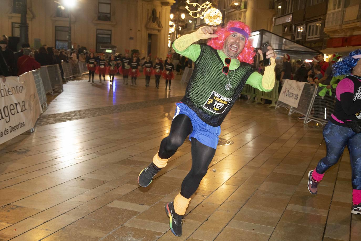 Muchos de los corredores de la San Silvestre de Cartagena participaron caracterizados con curiosos trajes