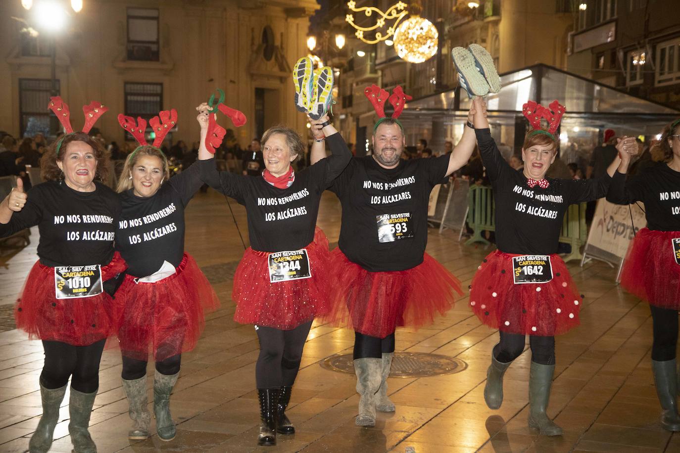 Muchos de los corredores de la San Silvestre de Cartagena participaron caracterizados con curiosos trajes