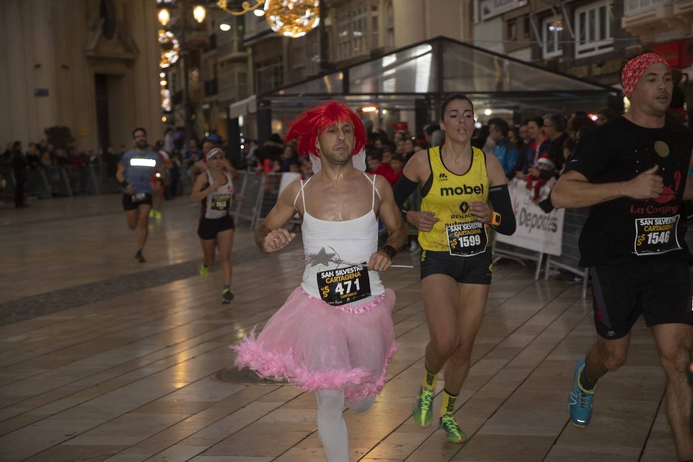 Muchos de los corredores de la San Silvestre de Cartagena participaron caracterizados con curiosos trajes