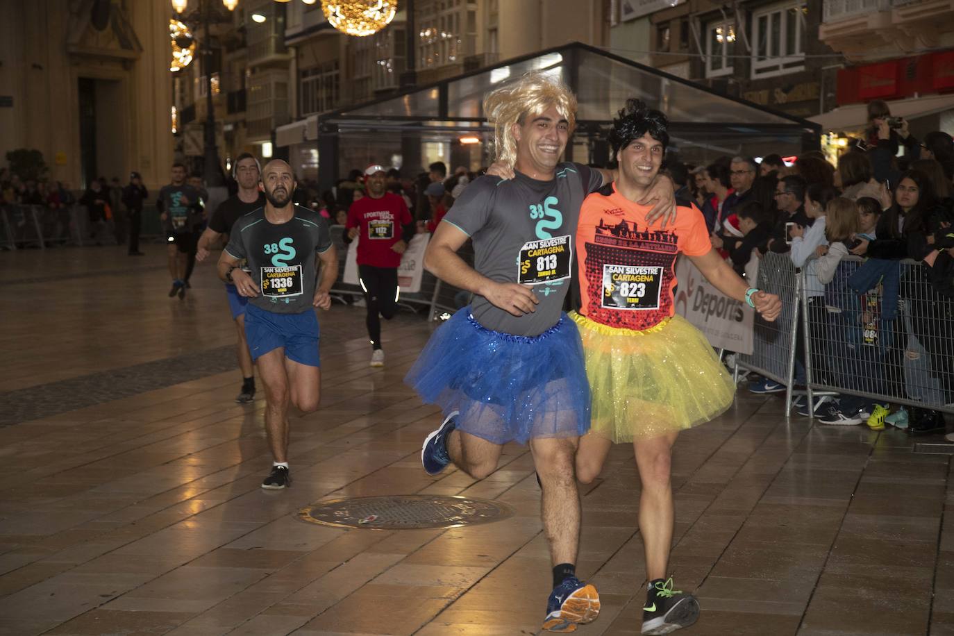 Muchos de los corredores de la San Silvestre de Cartagena participaron caracterizados con curiosos trajes