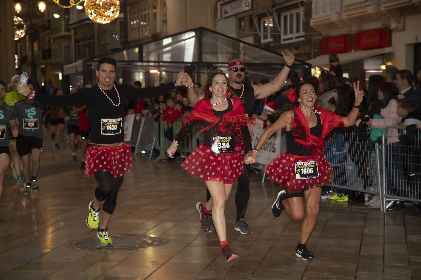 Muchos de los corredores de la San Silvestre de Cartagena participaron caracterizados con curiosos trajes