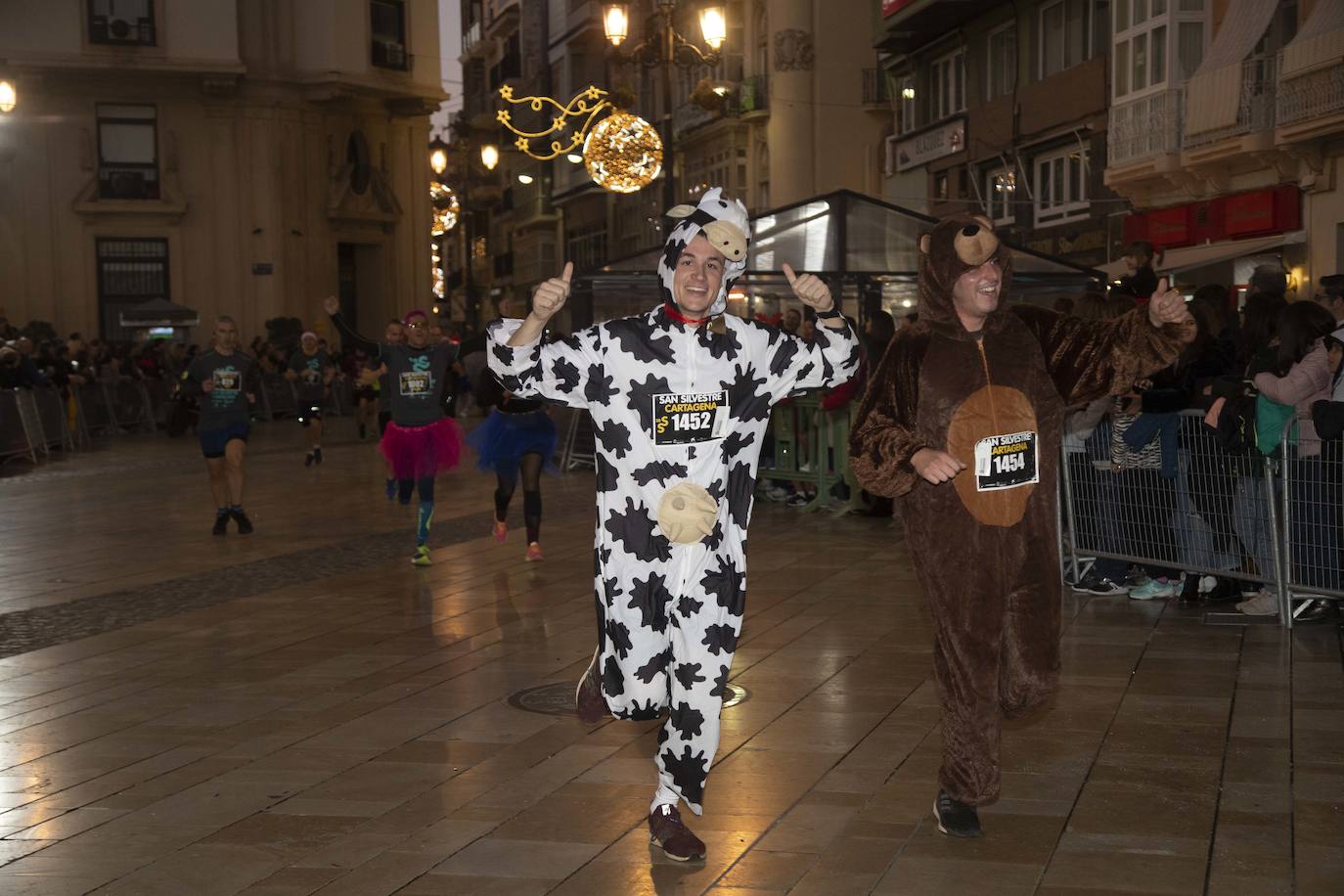 Muchos de los corredores de la San Silvestre de Cartagena participaron caracterizados con curiosos trajes