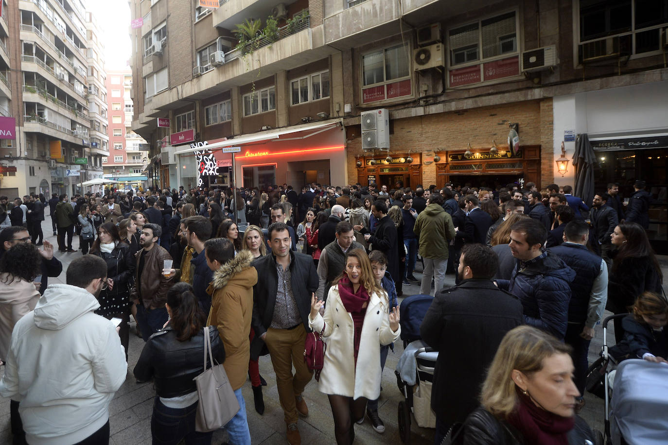 Zonas como la avenida Alfonso X, la plaza del Teatro Romea o Perez Casas se llenaron de jóvenes y no tan jóvenes que celebraron la 'tardevieja' antes de despedir el año