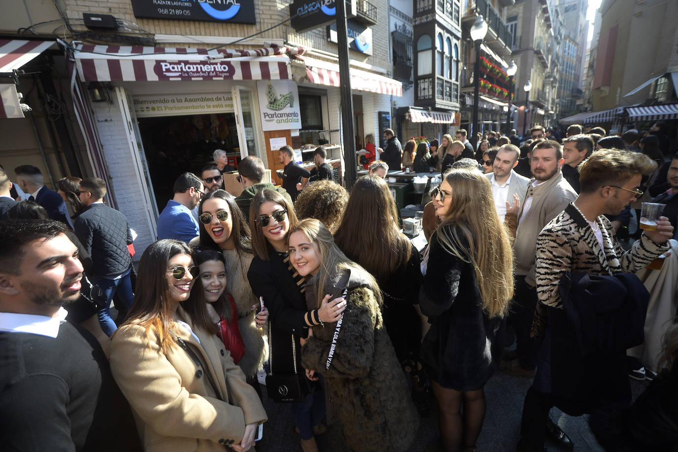 Zonas como la avenida Alfonso X, la plaza del Teatro Romea o Perez Casas se llenaron de jóvenes y no tan jóvenes que celebraron la 'tardevieja' antes de despedir el año