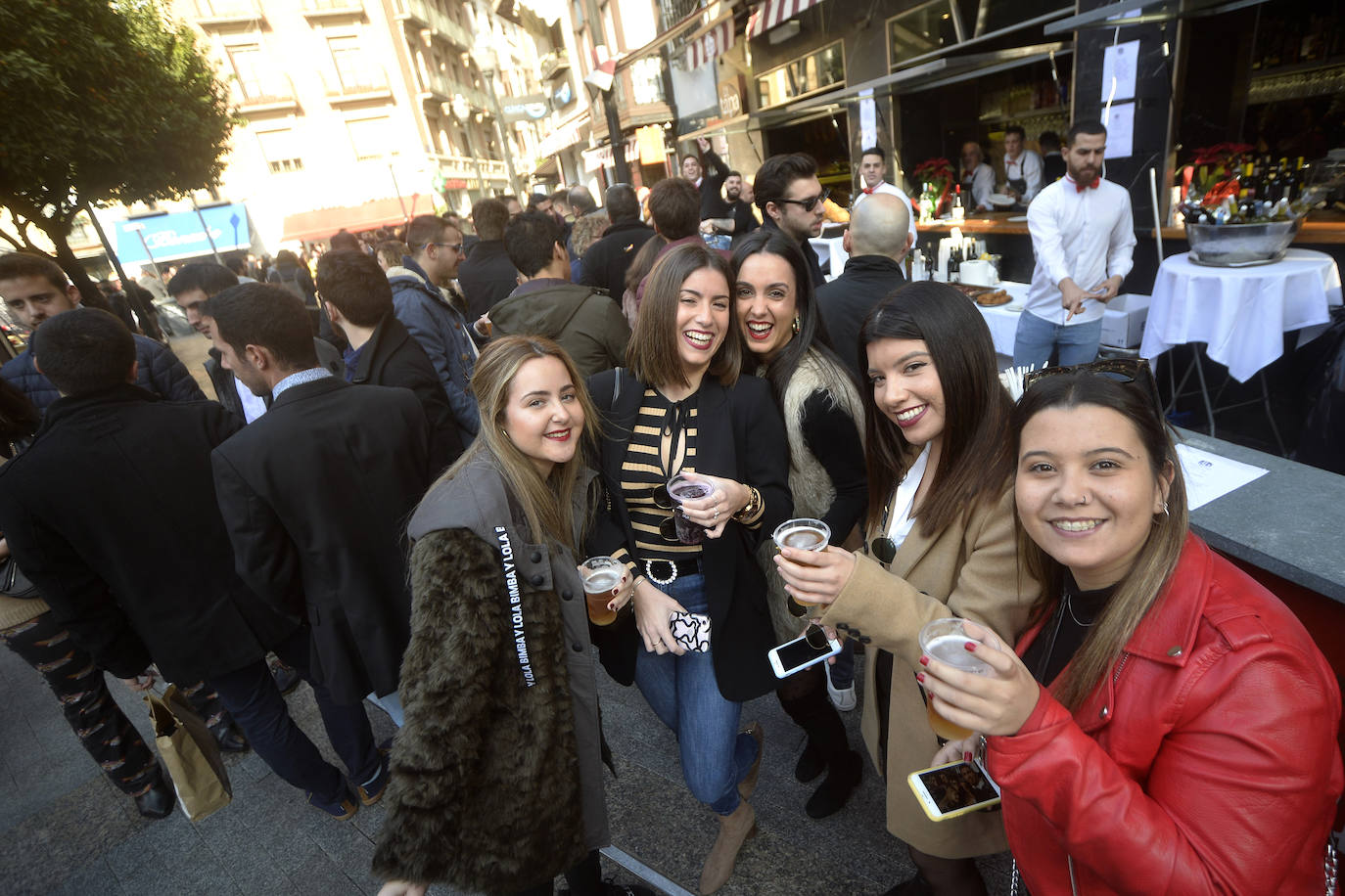 Zonas como la avenida Alfonso X, la plaza del Teatro Romea o Perez Casas se llenaron de jóvenes y no tan jóvenes que celebraron la 'tardevieja' antes de despedir el año