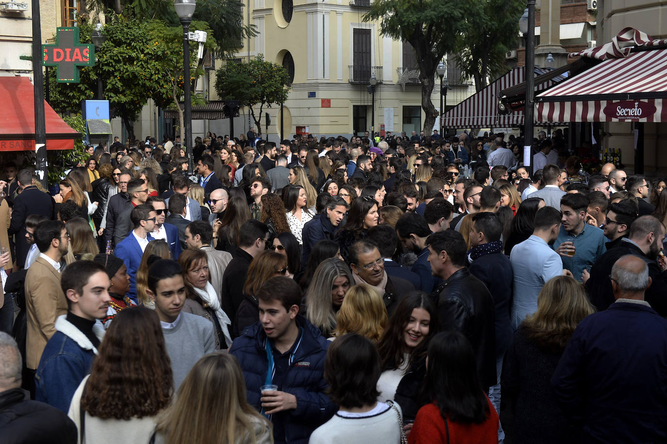 Zonas como la avenida Alfonso X, la plaza del Teatro Romea o Perez Casas se llenaron de jóvenes y no tan jóvenes que celebraron la 'tardevieja' antes de despedir el año