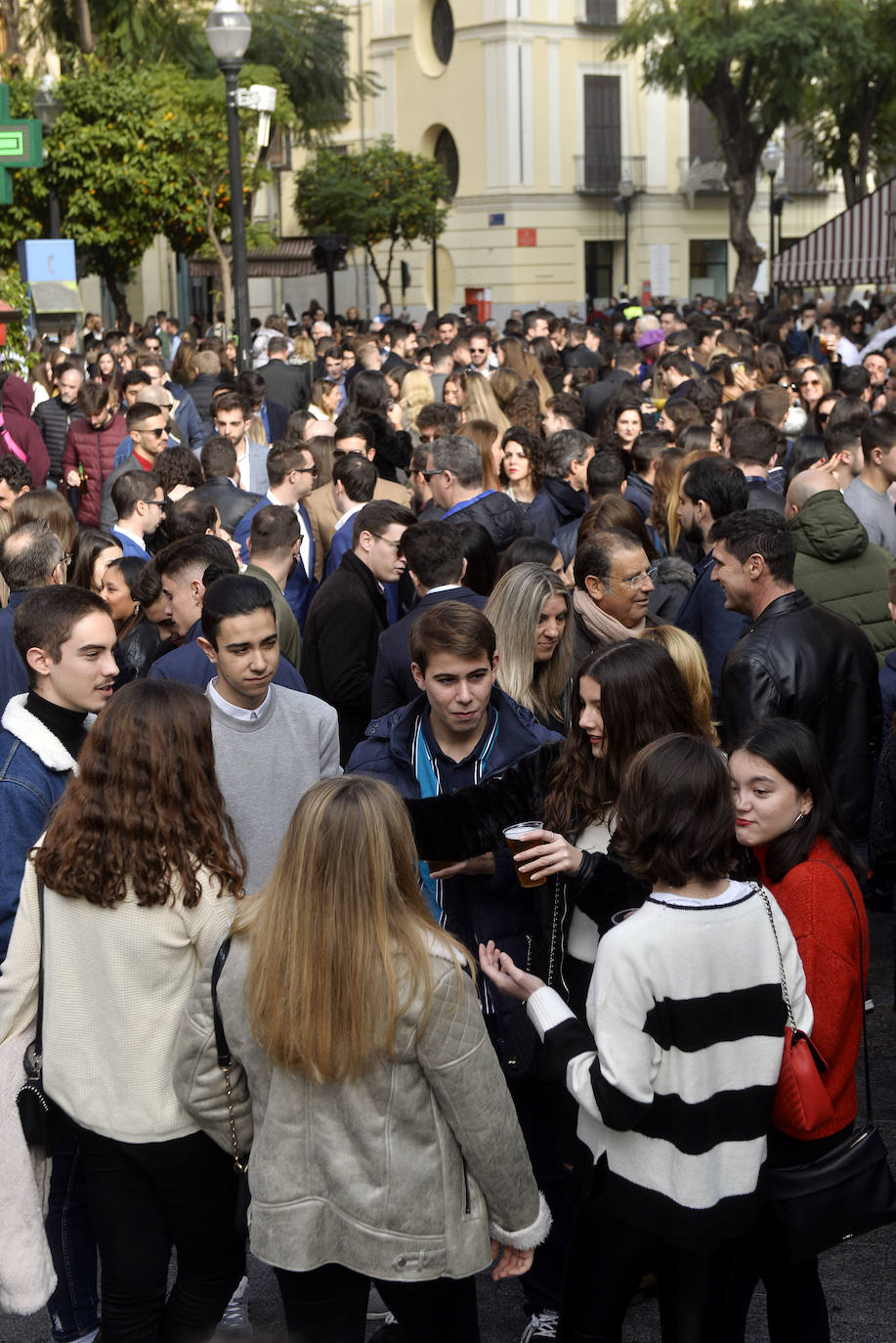 Zonas como la avenida Alfonso X, la plaza del Teatro Romea o Perez Casas se llenaron de jóvenes y no tan jóvenes que celebraron la 'tardevieja' antes de despedir el año