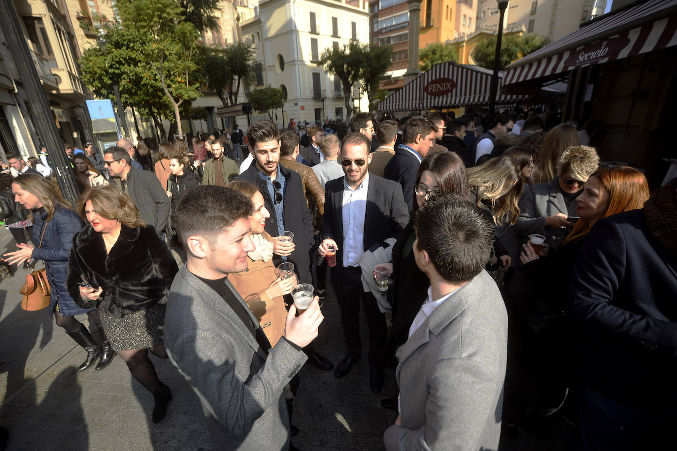 Zonas como la avenida Alfonso X, la plaza del Teatro Romea o Perez Casas se llenaron de jóvenes y no tan jóvenes que celebraron la 'tardevieja' antes de despedir el año