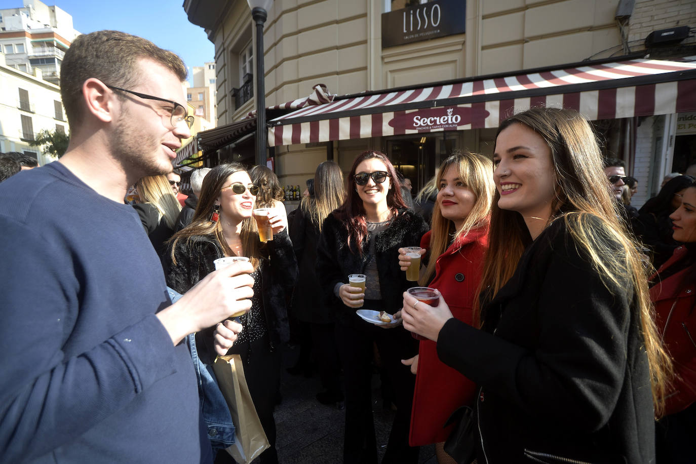 Zonas como la avenida Alfonso X, la plaza del Teatro Romea o Perez Casas se llenaron de jóvenes y no tan jóvenes que celebraron la 'tardevieja' antes de despedir el año