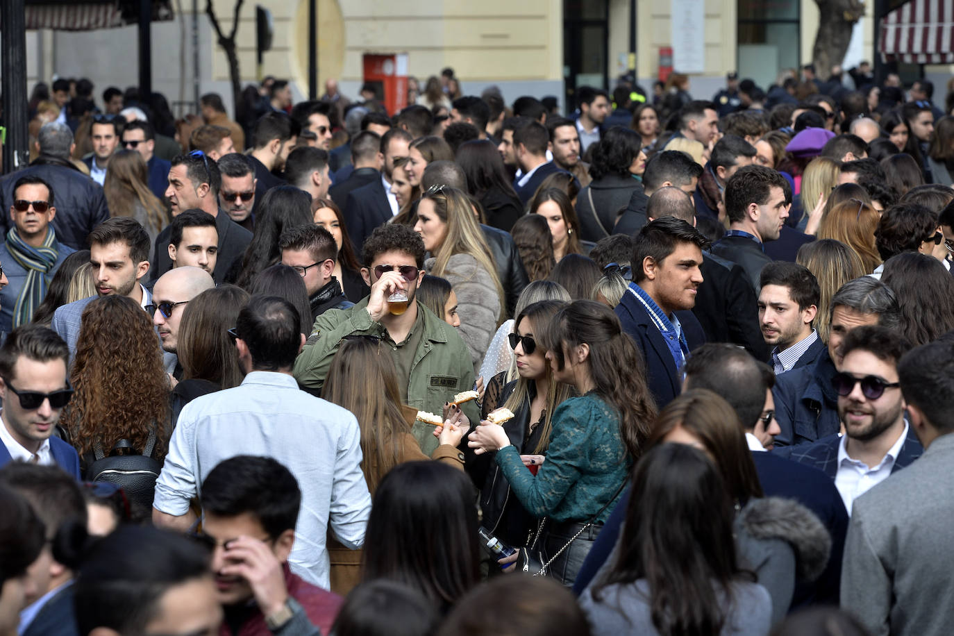 Zonas como la avenida Alfonso X, la plaza del Teatro Romea o Perez Casas se llenaron de jóvenes y no tan jóvenes que celebraron la 'tardevieja' antes de despedir el año